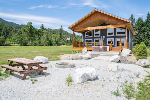 River Meadow cabin sleeps 6 guests, walking distance to the Wenatchee River