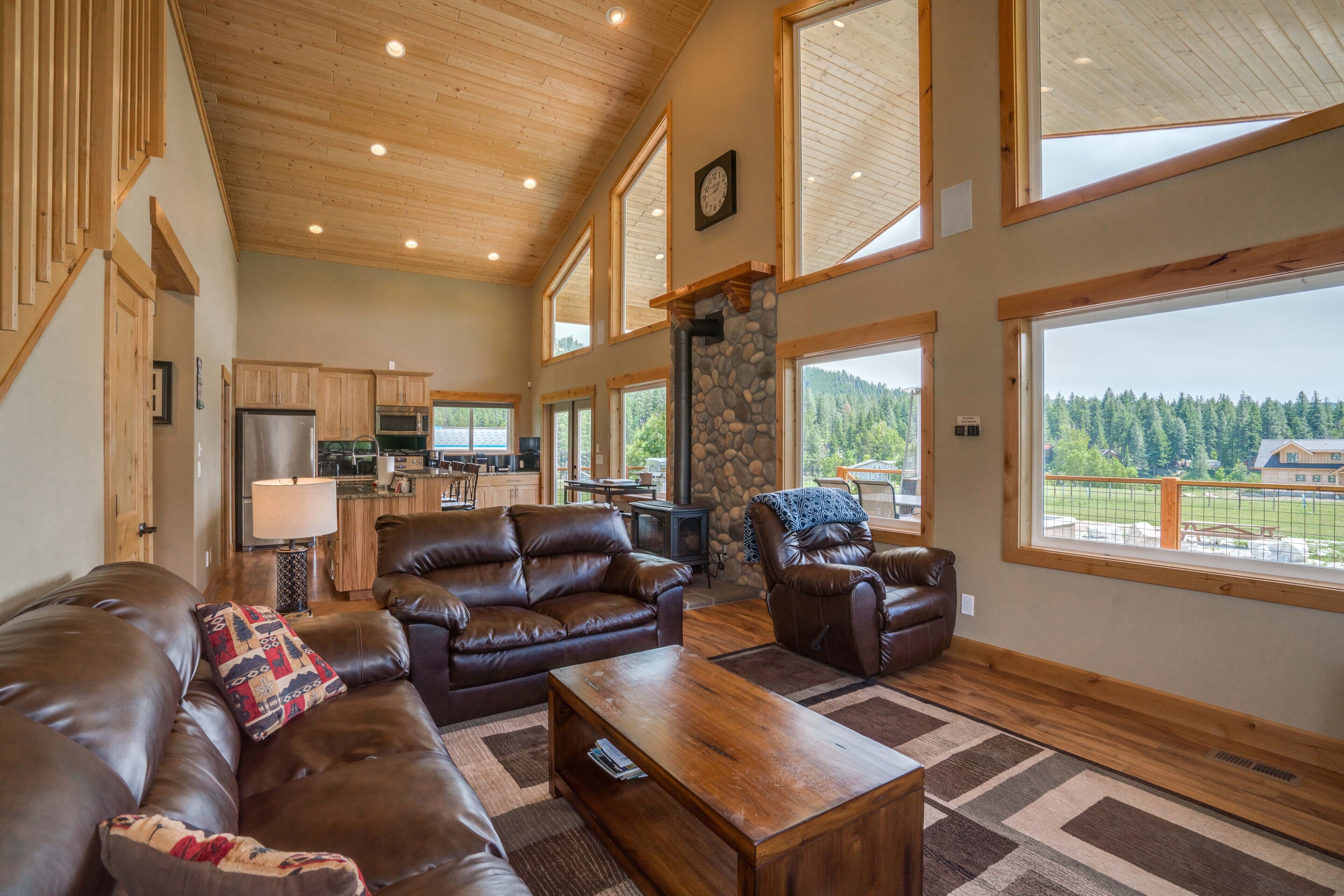 Family & Pet Friendly Cabin Located walking distance to the Wenatchee River.