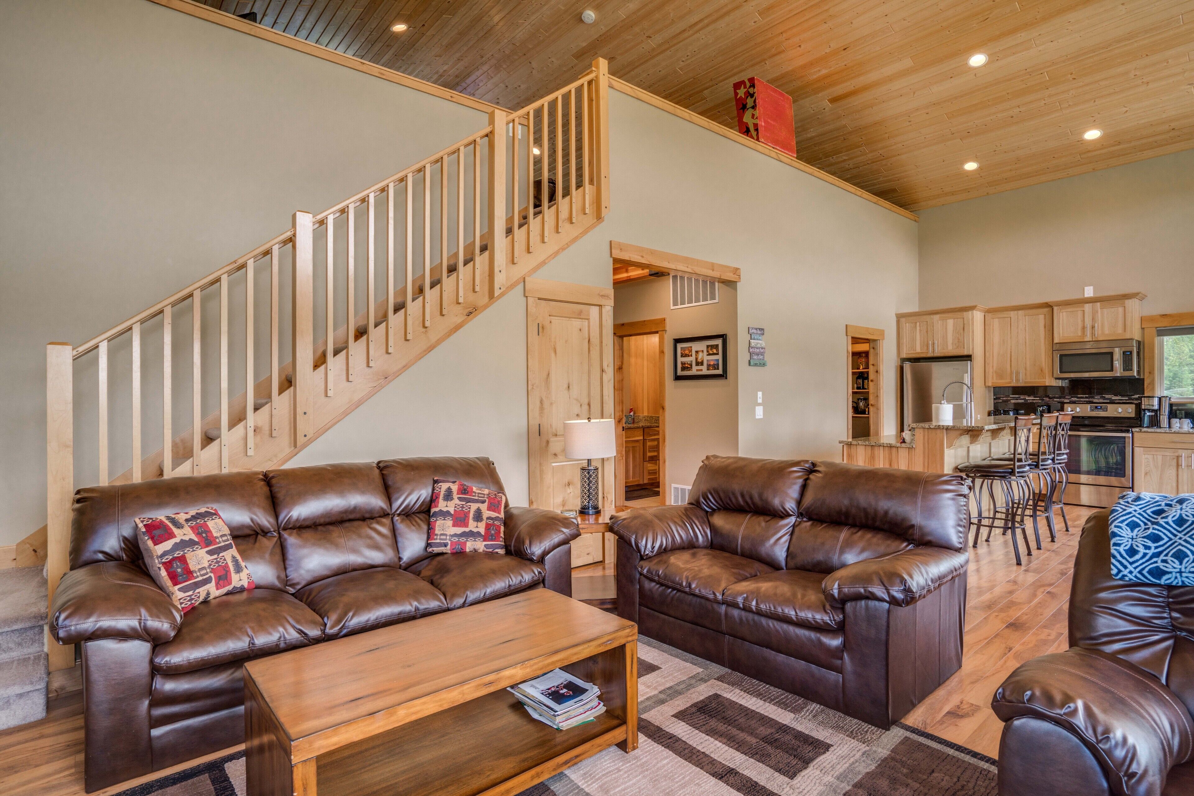 Family & Pet Friendly Cabin Located walking distance to the Wenatchee River.