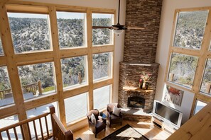 Televisie, een open haard, een dvd-speler en een tafeltennistafel