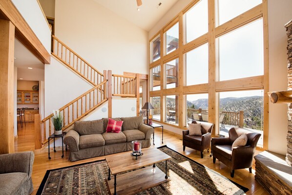 Televisie, een open haard, een dvd-speler en een tafeltennistafel