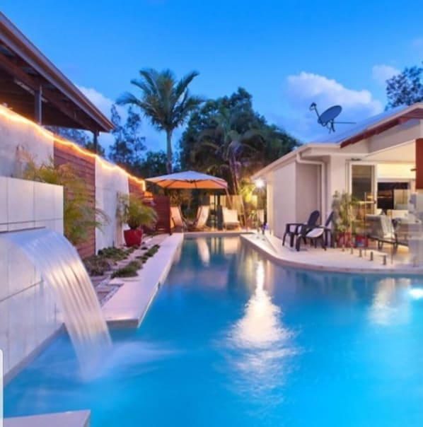 Una piscina al aire libre