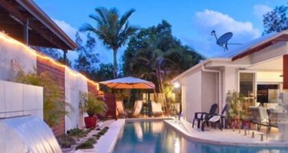 Studio room in luxury Home 5 min from the hussel and bussel of Noosaville
