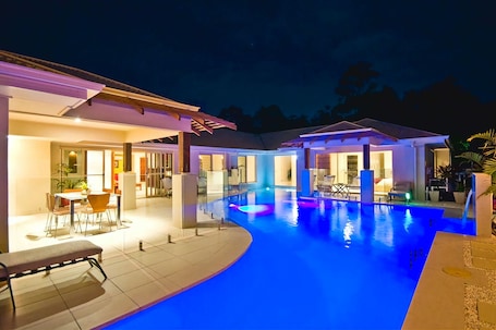 Outdoor pool. Studio room in luxury Home 5 min from the hussel and bussel of Noosaville
