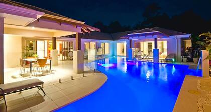 Studio room in luxury Home 5 min from the hussel and bussel of Noosaville