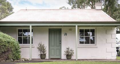 Whalers Cottage - Quiet Cottage with views over lake