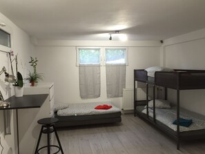 Quarto família, banheiro privativo | Individualmente decorados, individualmente mobiliados, cortinas blackout