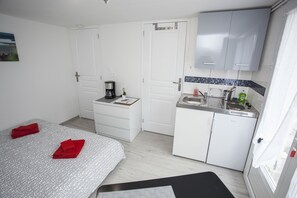 Double Room, Private Bathroom | Individually decorated, individually furnished, blackout drapes - Villa Sunshine (Biscarrosse)