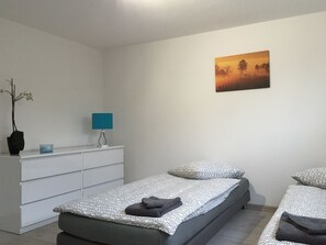 Triple Room, Shared Bathroom | Individually decorated, individually furnished, blackout curtains - Villa Sunshine (Biscarrosse)