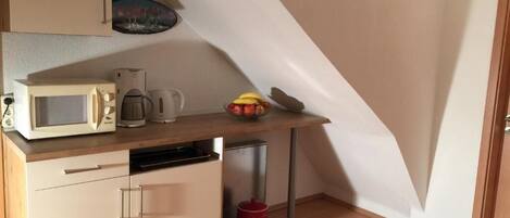 Departamento estándar | Cocina privada | Refrigerador, microondas, horno y parrilla de estufa