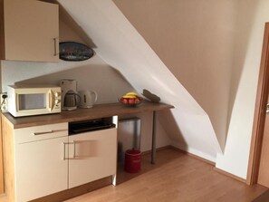 Standard Apartment | Private kitchen | Fridge, microwave, oven, stovetop - Appartements Funk (Pfungstadt)