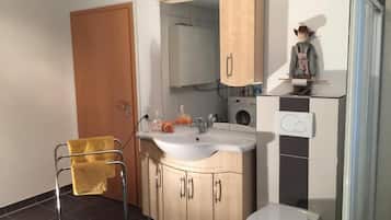 Standard-Apartment | Badezimmer | Dusche, Hausschuhe, Handtücher