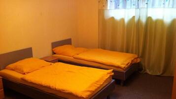 Apartemen Standar | 2 kamar tidur, brankas, meja kerja, dan setrika/meja setrika