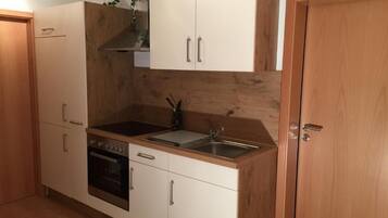 Apartemen Standar | Dapur pribadi | Lemari es, microwave, oven, dan kompor