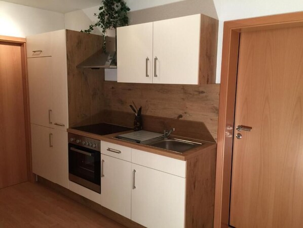 Standard Apartment | Private kitchen | Fridge, microwave, oven, stovetop - Appartements Funk (Pfungstadt)