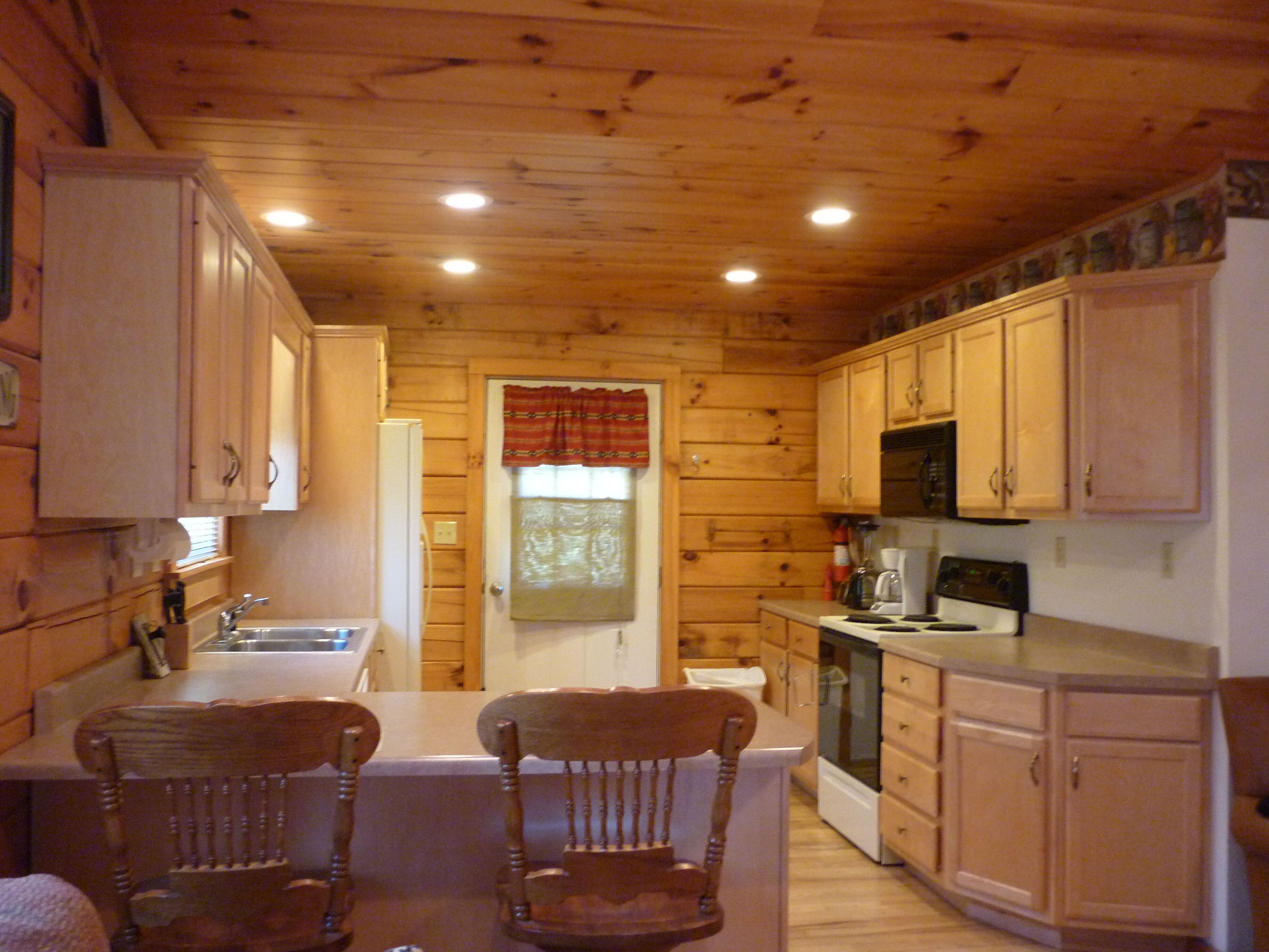 Quiet log cabin next to Cherokee and Smoky Mnt Nat'l Park