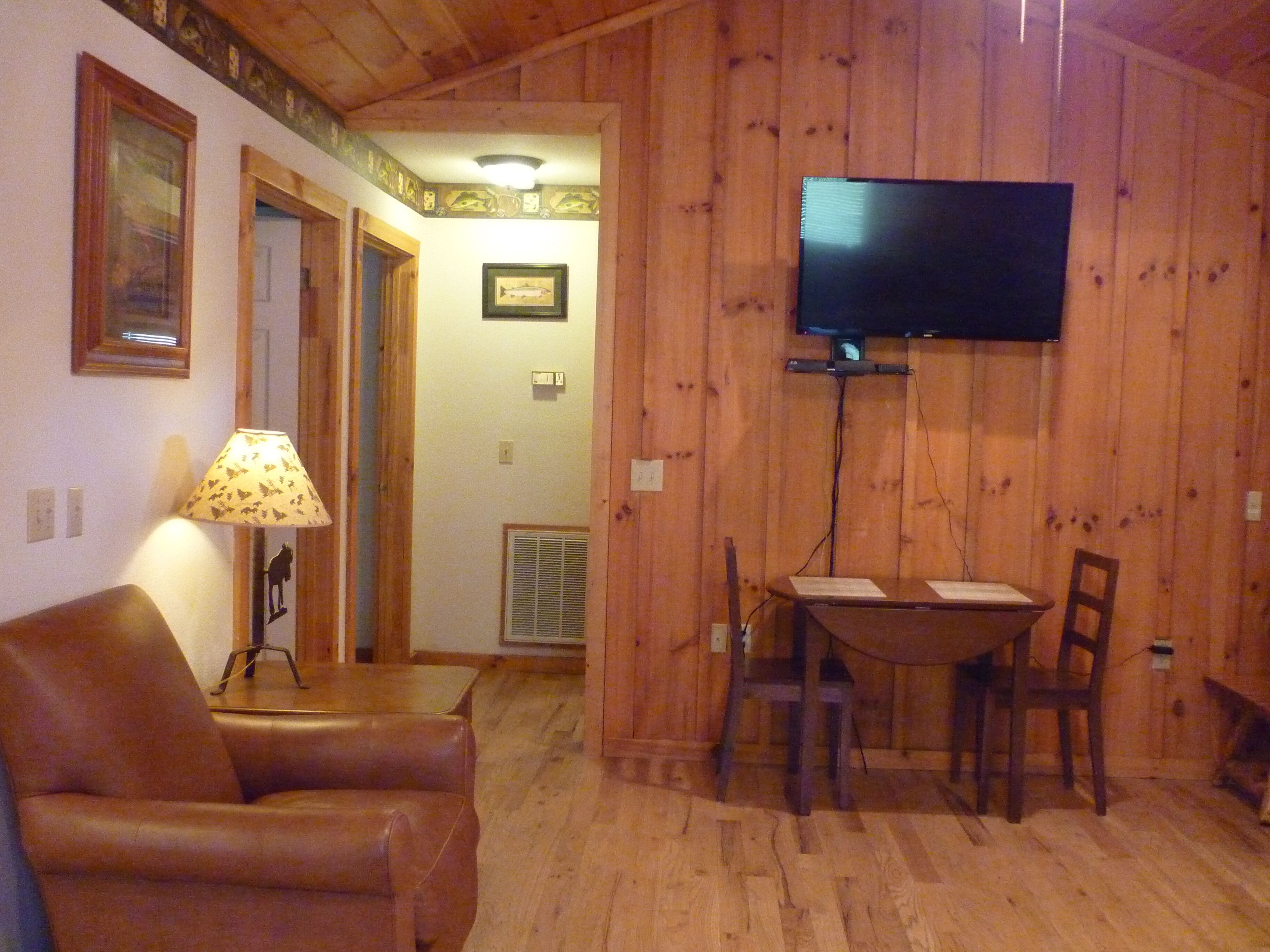 Quiet log cabin next to Cherokee and Smoky Mnt Nat'l Park
