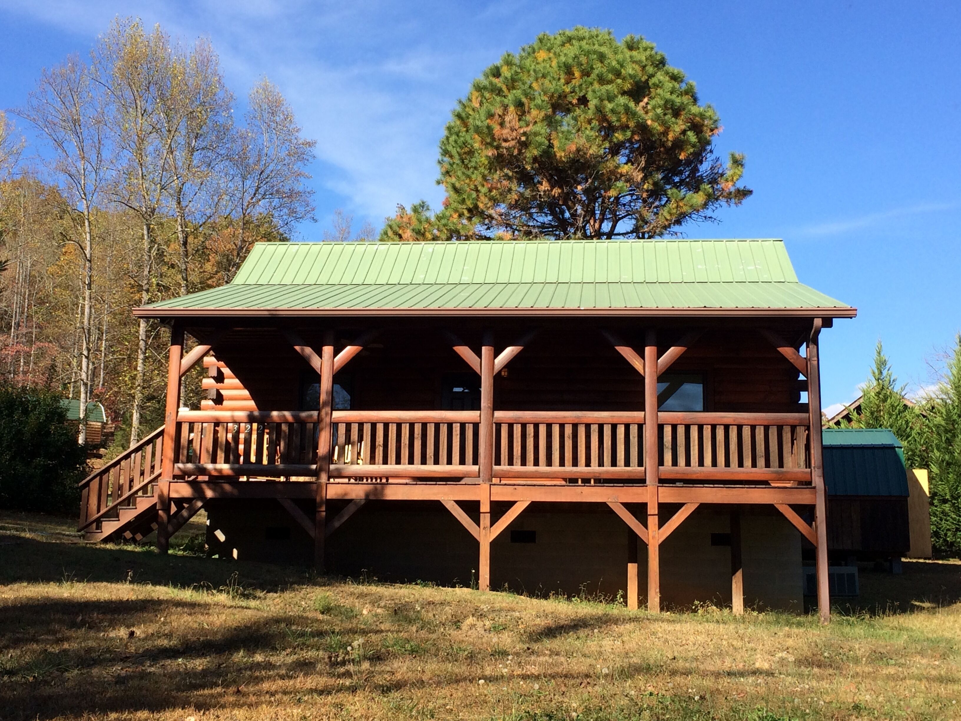 Quiet log cabin next to Cherokee and Smoky Mnt Nat'l Park