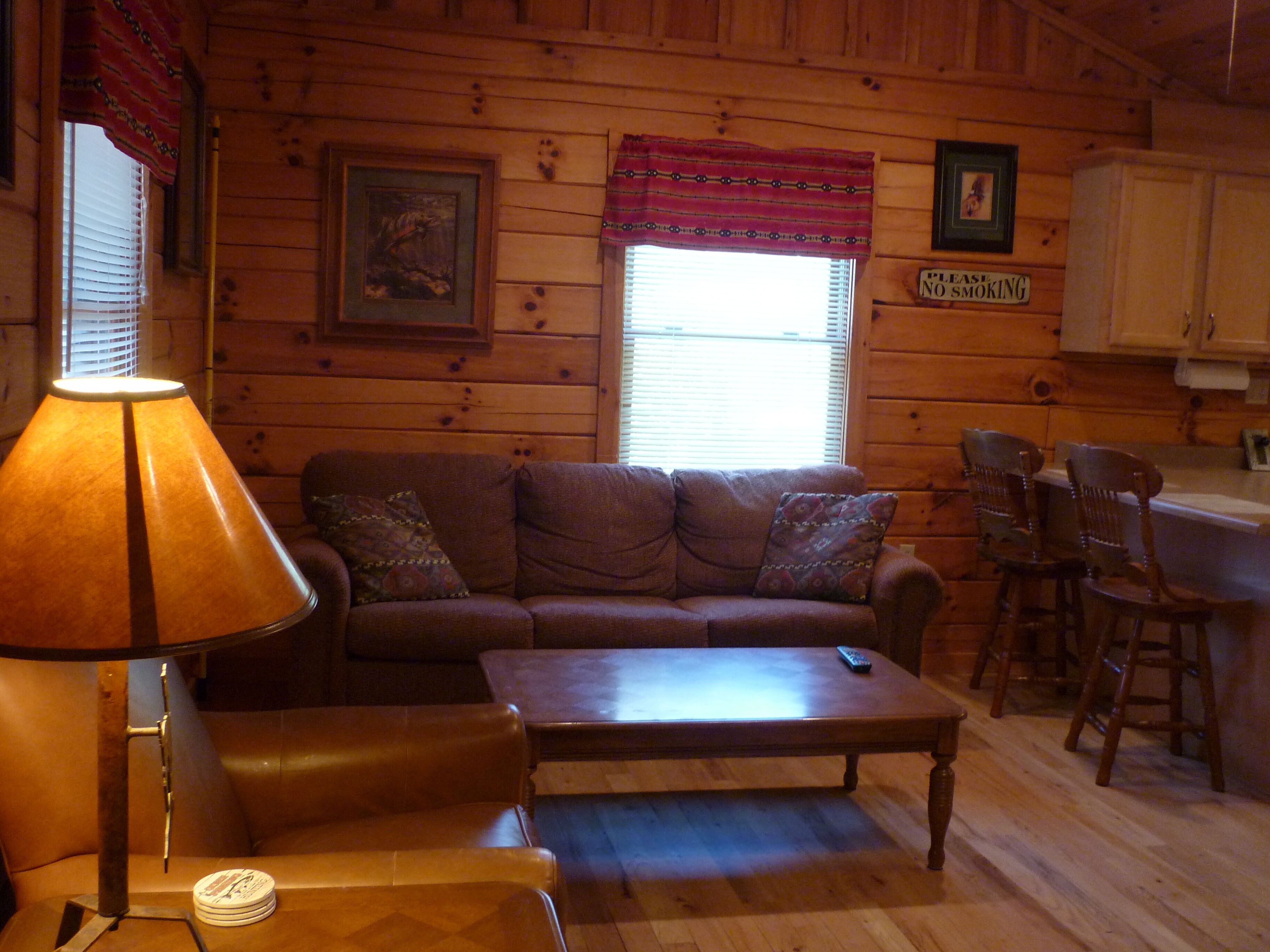 Quiet log cabin next to Cherokee and Smoky Mnt Nat'l Park