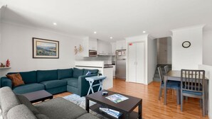 Un appartement moderne comprenant un salon, un coin repas et une cuisine.