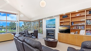 Smart TV, fireplace
