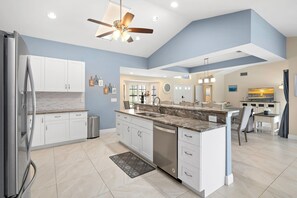 冷蔵庫、電子レンジ、オーブン、コンロ