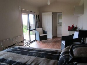 1 bedroom, iron/ironing board, internet, bed sheets - Delux cottage with Queen bed (Clevedon)