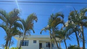 A two-story building with a flat roof and large windows. - Encanto na Praia da Daniela \- Florianópolis \- SC (Florianópolis)
