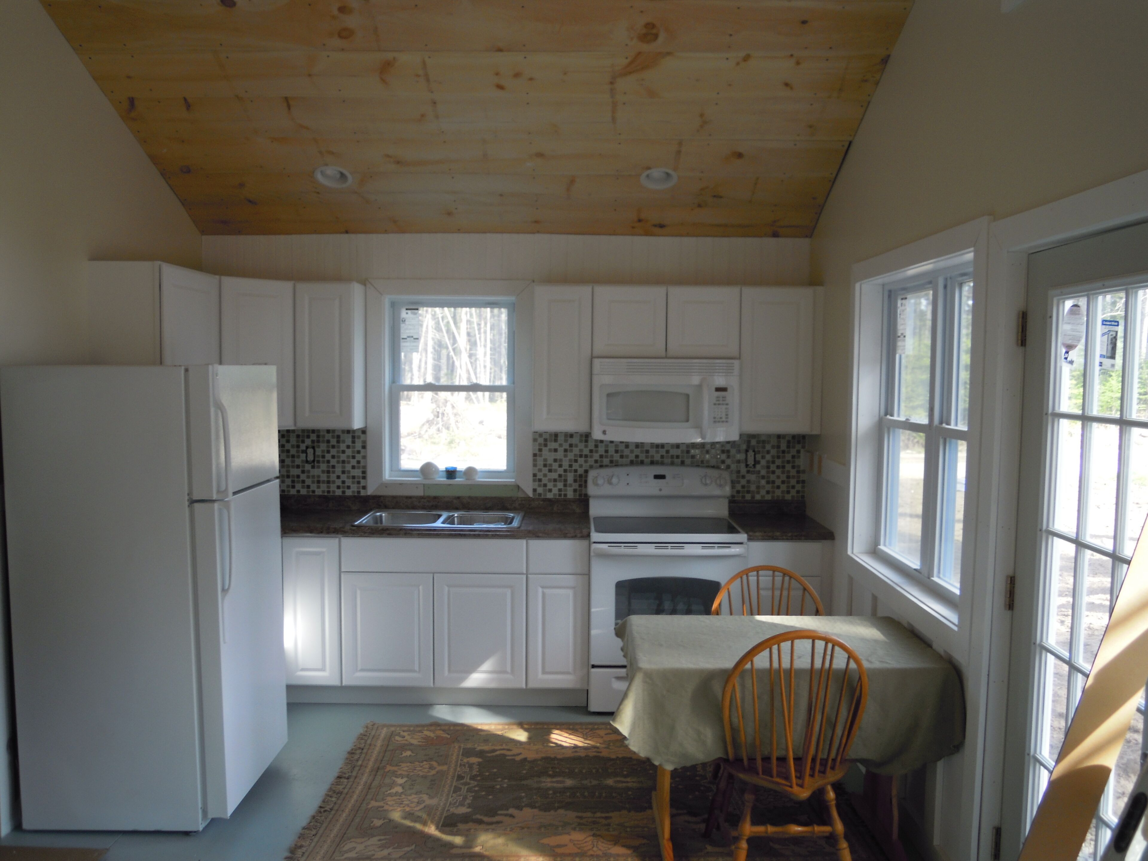 Cottage with Bunkhouse.  Spacious yard with privacy.  Close to Head Beach