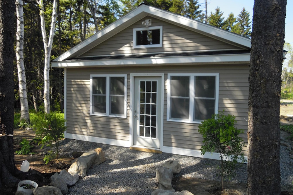 Cottage with Bunkhouse. Spacious yard with privacy. Close to Head Beach