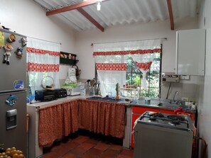 Een koelkast, een microgolfoven, een kookplaat