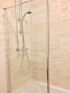 House, 4 Bedrooms | Bathroom | Free toiletries, hair dryer, towels, shampoo