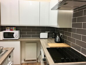 Refrigerador, microondas, horno, placa de cocina