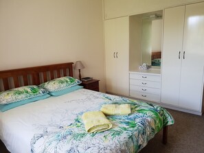 4 habitaciones, tabla de planchar con plancha y cuna de viaje 