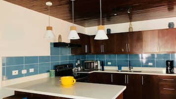 Køleskab, mikrobølgeovn, ovn, kogeplade