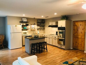 Full-sized fridge, microwave, oven, stovetop