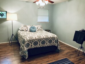 1 bedroom, bed sheets - Cozy Cottage in the Woods (Canton)