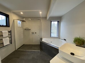 Baignoire, sèche-cheveux, serviettes fournies, savon