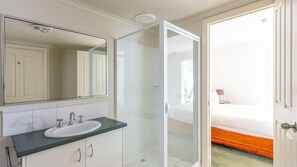 Shower, free toiletries