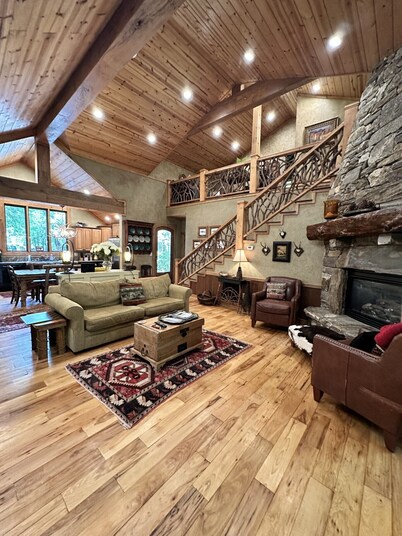 Hidden Hollow 2 BR 2 baths WALK to town