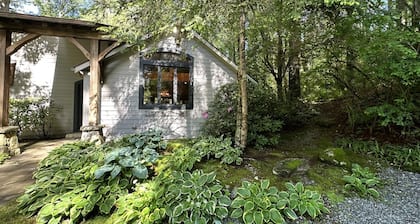 Hidden Hollow 2 BR 2 baths WALK to town
