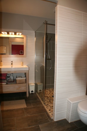 Family Room, Garden View | Bathroom | Shower, free toiletries, hair dryer, towels