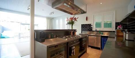 Tostadora y mesa de comedor