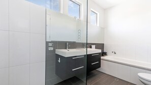 Shower, free toiletries