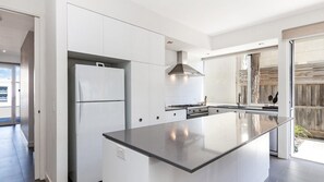 Fridge, oven, stovetop, dishwasher