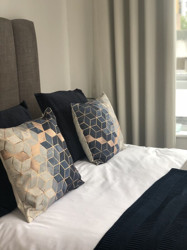 2 عدّة غرف نوم وبديكورات فريدة لكل غرفة وطراز فريد لكل وحدة