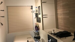 Eine moderne Küche mit Einbauofen, Spüle und Arbeitsplatte mit diversen Geräten und Stauraum.