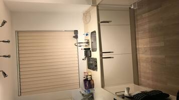 Apartment, 2 Double Beds, Non Smoking | Private kitchen | Fridge, microwave, oven, stovetop