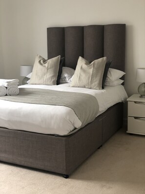 2 عدّة غرف نوم وبديكورات فريدة لكل غرفة وطراز فريد لكل وحدة