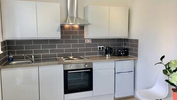 Apartment, Balcony | Private kitchen | Fridge, microwave, oven, stovetop